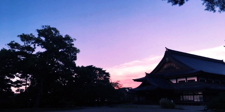 大本朝焼けのみろく殿