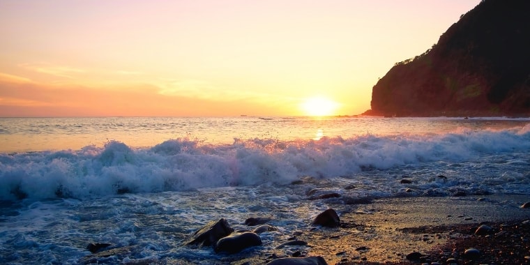 海辺の風景砂浜の波と夕日