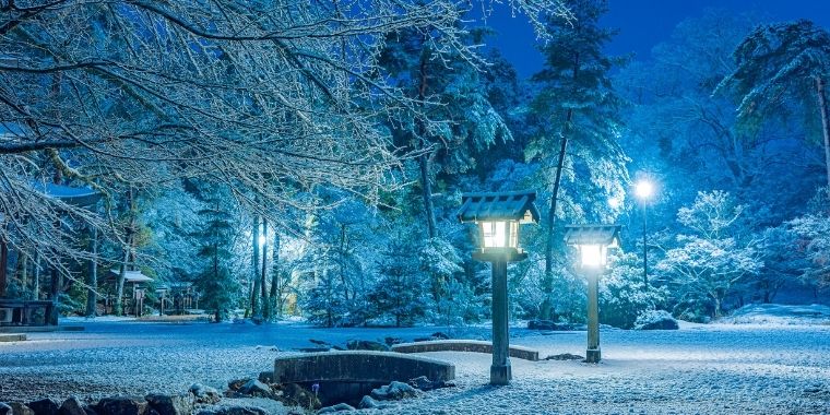 みろく殿の灯篭